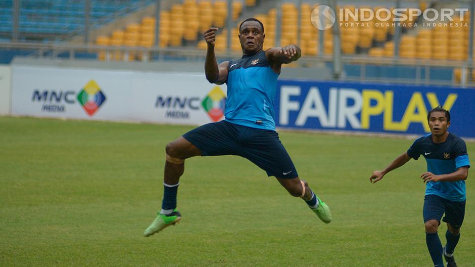 Indosport - Victor Igbonefo pada saat latihan bersama timnas di lapangan SUGBK, Jakarta.